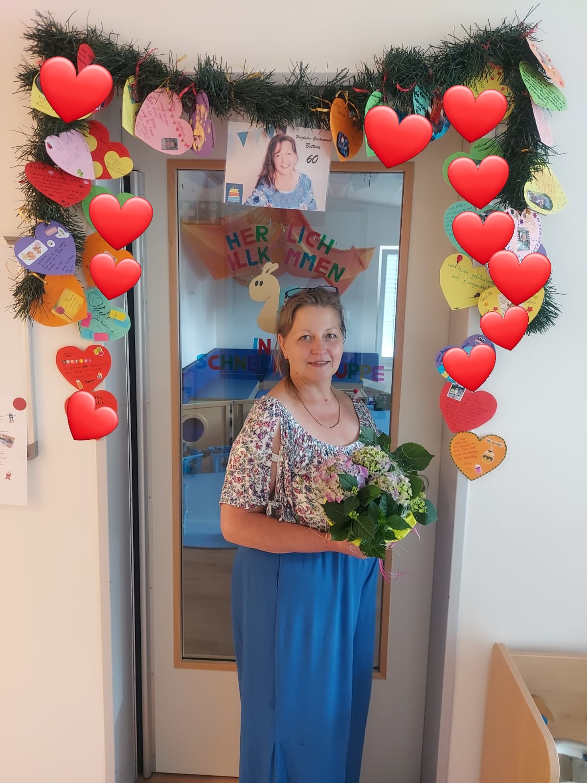 Heute feiert unsere Kollegin Bettina ihren 60. Geburtstag. Die Kinder, die Eltern und das Team haben sie mit einem Geburtstagsbogen und Blumen überrascht. Auch unsere Auszubildende Jessica feiert heute ihren Geburtstag. Wir wünschen den beiden von Herzen alles Gute.