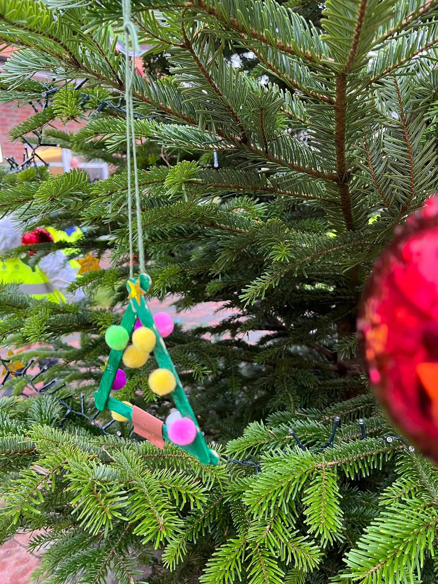 Wir sind heute der Einladung nachgekommen, im Seniorenzentrum den Weihnachtsbaum zu schmücken. Groß und Klein hatten viel Freude und beim singen unsere Weihnachtslieder am Weihnachtsbaum kam Vorweihnachtsstimmung auf. Danke, dass wir zu Besuch sein durften.