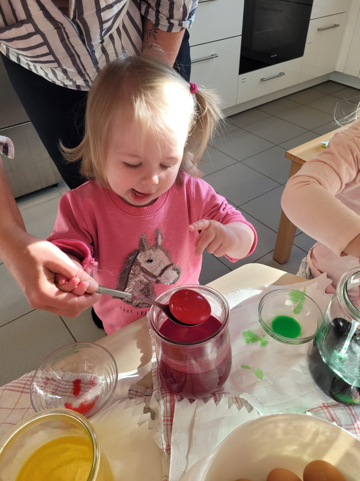 Osterzeit 2025 im Zwergenland Die Osterzeit im Zwergenland, war wieder geprägt von vielen Angeboten für die Kinder. Wir haben gemeinsam Lieder gesungen, Körbchen gebastelt, kreative Osterangebote gestaltet, Geschichten gehört, eine Rallye gemacht, Eier gefärbt und vieles mehr. Abgerundet wurde das Ganze von einem tollen Osterfrühstück.
