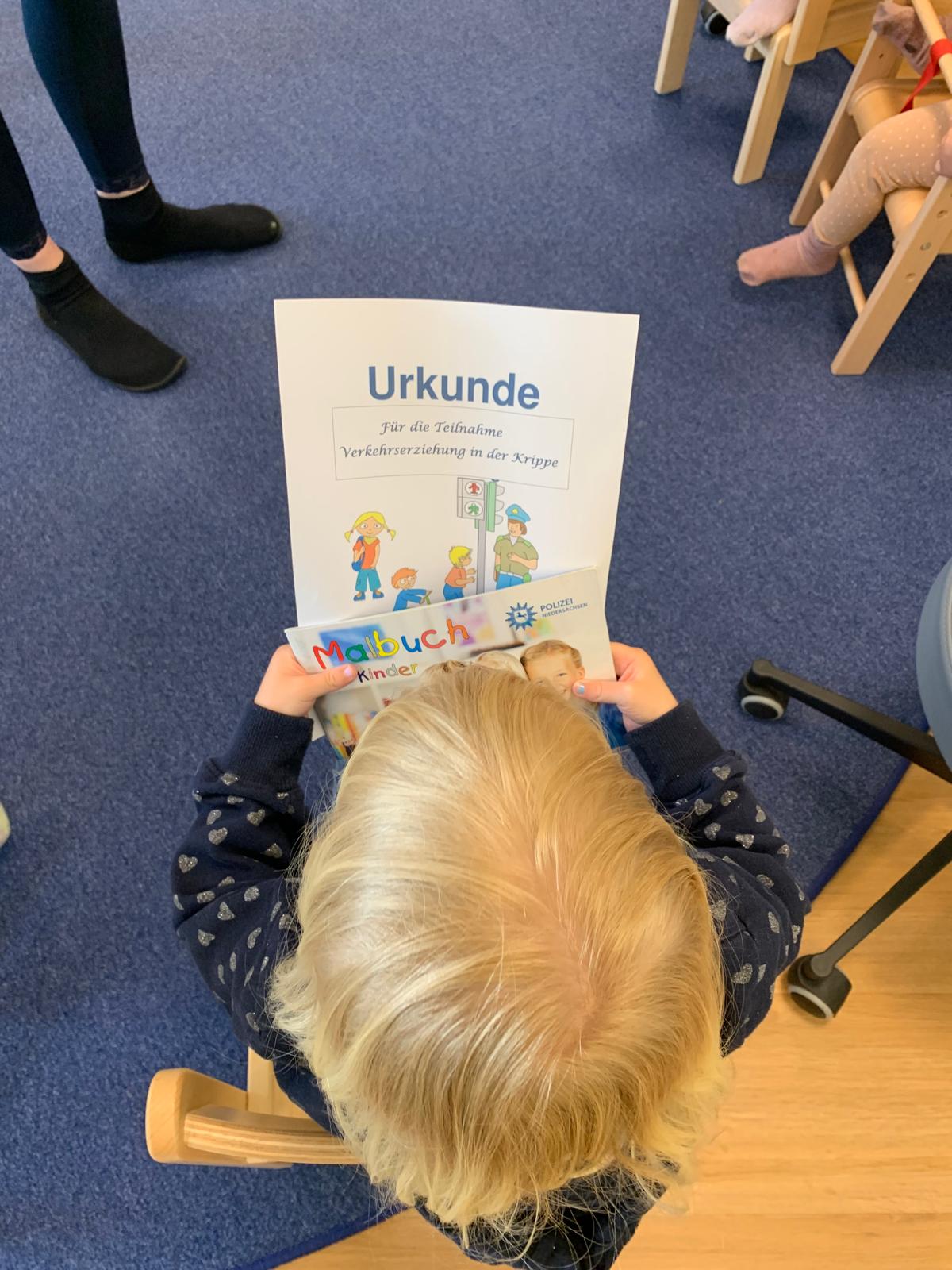 Projekt Verkehrserziehung Tag 5 Am Ende vom Projekt „Verkehrserziehung“, hatten die Kinder die Möglichkeit Verkehrsbilder zu bemalen und erhielten als Auszeichnung eine Urkunde und ein Polizei-Malbuch.