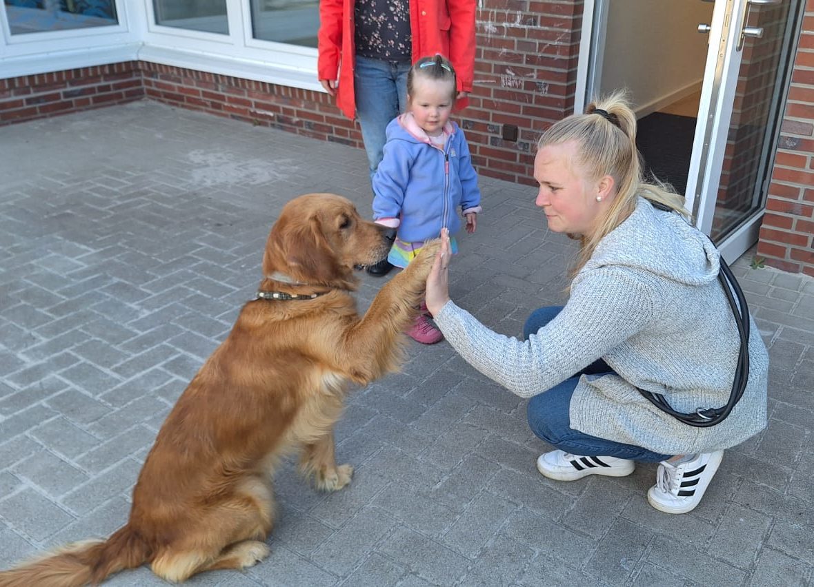 Besuch von Hündin Lia Wir haben Besuch von Krippenmama Sarah mit ihrer Hündin Lia gehabt. Alle Kinder durften Lia kennenlernen und wer sich traute auch streicheln oder ein Leckerli geben. Danke für euren Besuch Sarah und Lia!