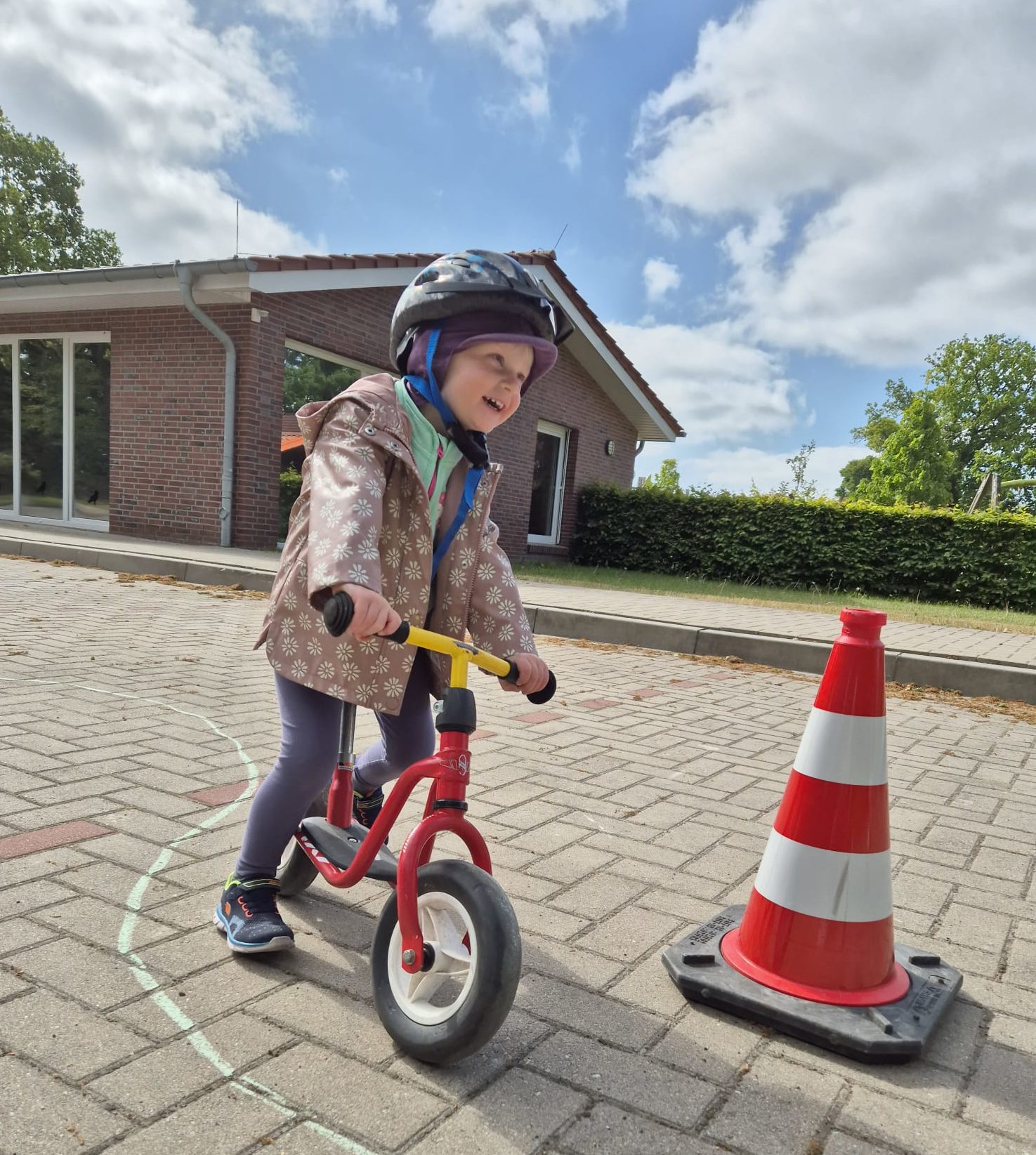 Projekt Verkehrserziehung Tag 2 An Tag 2 konnten die Vorkindergartenkinder bei Daniela den Flitzi-Führerschein absolvieren. Jedes Kind durfte sich ein passendes Fahrzeug aussuchen. Inhalt der Prüfung war: Verkehrssicherheit, Slalom fahren, bremsen, einparken und Lichtzeichen. Alle Kinder haben die Prüfung erfolgreich bestanden und sind nun im Besitz von einem „Flitzi-Führerschein, -HERZLICHEN GLÜCKWUNSCH-.