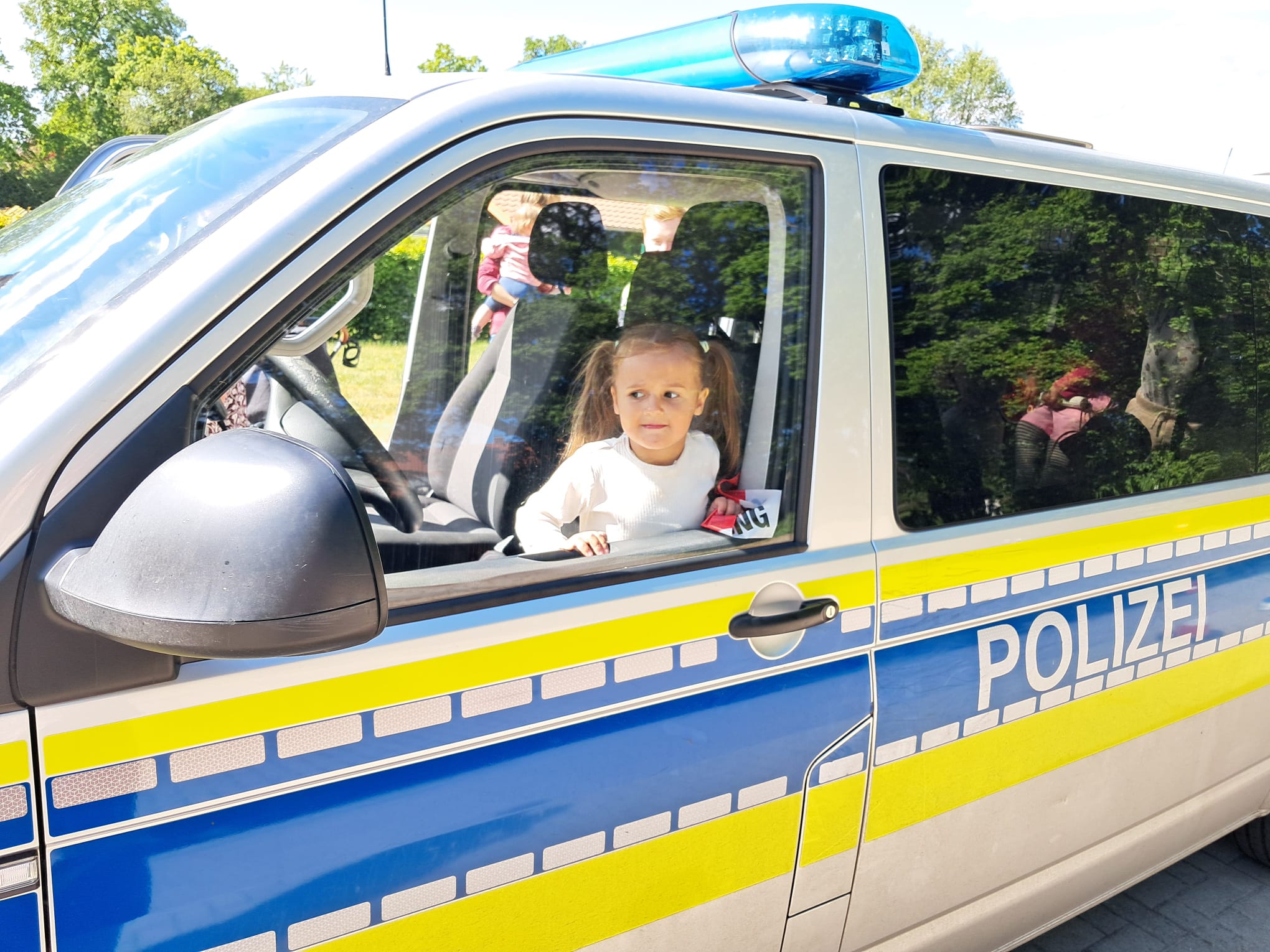Projekt Verkehrserziehung Tag 1 Für unsere Vorkindergartenkinder startet am 15.Mai das Projekt „Verkehrserziehung“. Am ersten Tag hat uns die Polizei besucht. An diesem Tag hatten alle Kinder der Kinderkrippe die Möglichkeit, das Polizeiauto zu besichtigen. Wir bedanken uns herzlich bei unserem Krippenpapa Habbo ( Polizei Emden) und seinem Kollegen ( Polizei Moormerland) für den Besuch und die tolle Präventionsarbeit.