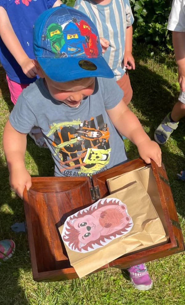 Zum Abschluss vom Krippenjahr gab es wieder eine tolle Highlightwoche. Die Kinder durften Wünsche äußern und wir haben geplant. Montag: Bilderbuchkino „Bobo Siebenschläfer“ und „Conni“, mit Popcorn und Maisflips Dienstag: Verkleidungsfest, Wasserspiele, Disco und Eis vom Bürgermeister Mittwoch: Schatzsuche mit dem Ziel Pfarrgarten. Im Anschluss gab es dort ein Picknick und wir durften mit Pastorin […]