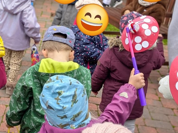 Am Montag den 03.11 waren wir mit unseren zukünftigen Kindergartenkindern unterwegs. Wir sind mit unseren Krippenwagen und unseren selbstgebastelten, bunten Laternen im Gepäck zum Pflegeheim an der Leeranerstraße gelaufen. Dort haben wir gemeinsam für die Bewohner zwei Laternenlieder gesungen. Für jung und alt ist die gemütliche Laternenzeit immer wieder mit viel Freude und leuchtenden Augen verbunden. […]