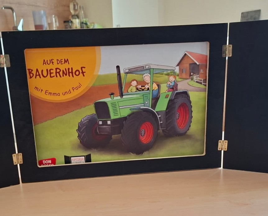 Im Zuge des internationalen Vorlesetages in der letzten Woche, hat unsere Vorlese-Woche stattgefunden. Die Kinder konnten vielen tollen Geschichten- Variationen lauschen und dabei mitmachen. Es gab Kamishibai-Geschichten, Geschichtensäckchen, ein Plattdeutsches-Kasperletheater, eine Fingerpuppen-Geschichte und zum Abschluss dieser spannenden Woche hatten wir Großeltern zu Besuch, die den Kindern vorgelesen haben. Es war wieder eine sehr schöne und aufregende […]