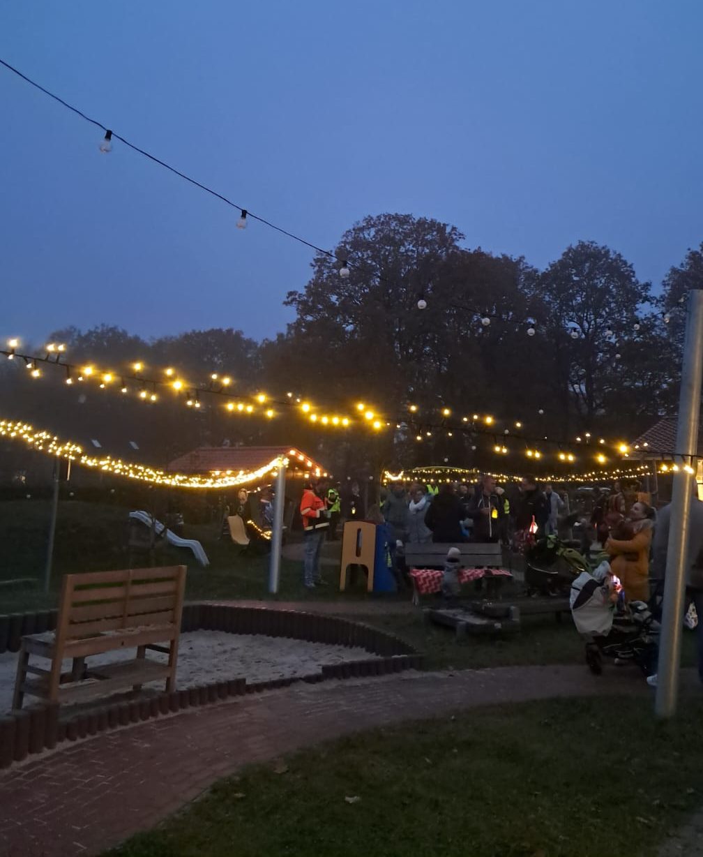 Am Freitag den 07.11.25 haben wir im Zwergenland wieder unser Laternenfest gefeiert. Mit einem großen Laternenumzug sind wir zum Wendeplatz in der Siedlung spaziert und haben dort gesungen. Anschließend haben wir den Spätnachmittag auf unserem Außengelände mit zwei weiteren Liedern eingeläutet und es uns bei warmen Kakao, Kinderpunsch und Würstchen gemütlich gemacht. &nbsp; &nbsp;
