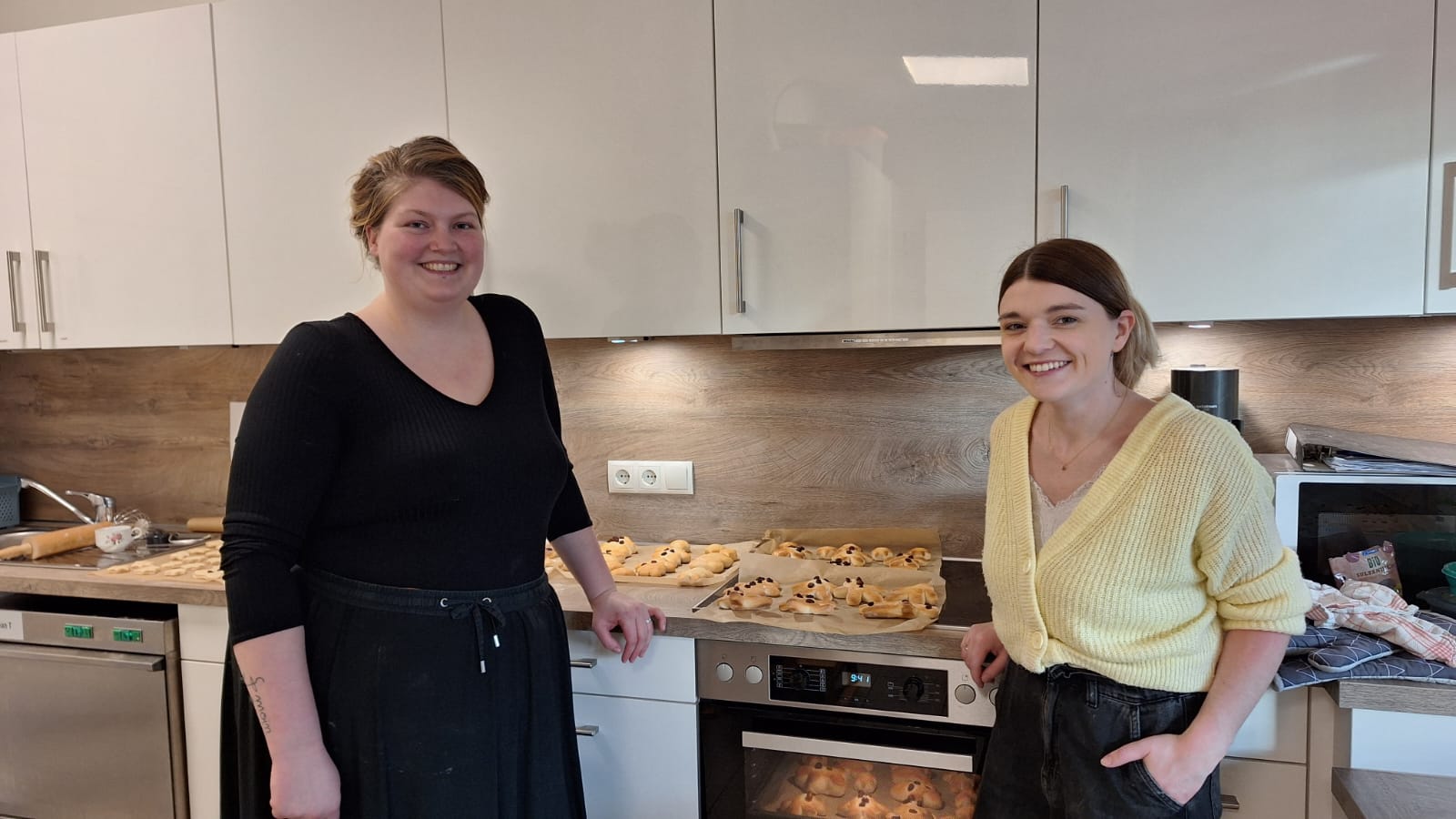 Da der Nikolaustag auf das Wochenende fiel, haben wir zum Wochenstart mit den Kindern leckere Stutenkerle gebacken. Zwei Mama´s waren als fleißige Helfer mit dabei. Vielen lieben Dank an Antje und Mareike. Die Kinder dürfen ihren Stutenkerle mit nach Hause nehmen und vielleicht darf die Familie auch mal probieren.