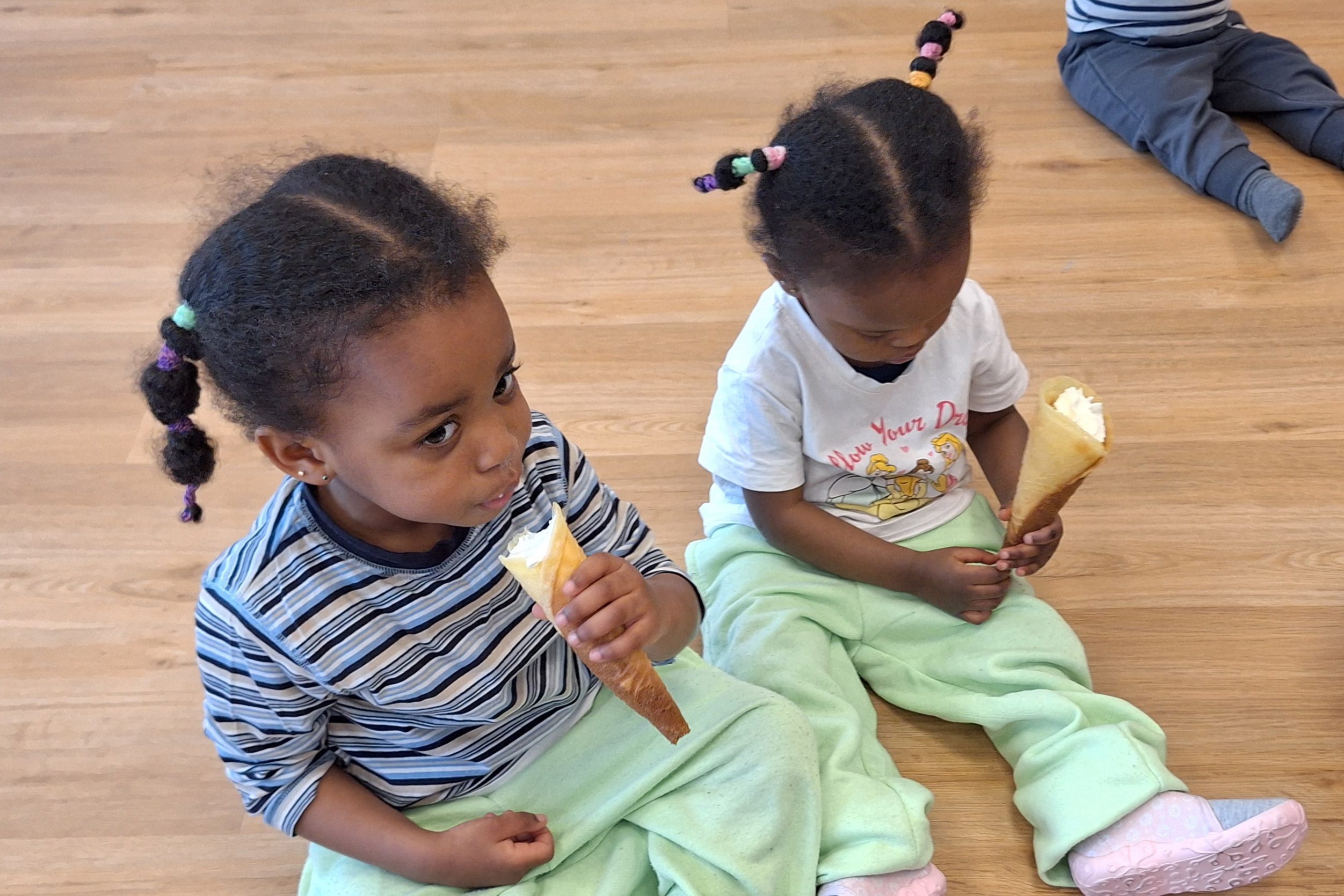 Im Januar hatten wir das Projekt -Ostfriesland- im Zwergenland. Es drehte sich alles um die Traditionen in unserer Heimat und die plattdeutsche Sprache. Montag: Die Kinder lernten die Tiere mit ihrem plattdeutschen Namen kennen. Es wurden Bilder und Poster zum erkunden und zum Sprachanreiz im Flur dekoriert. Dienstag: Ostfriesische Spiele – Teebüdel Wietwuf, Gummistiefel und [&hellip;]