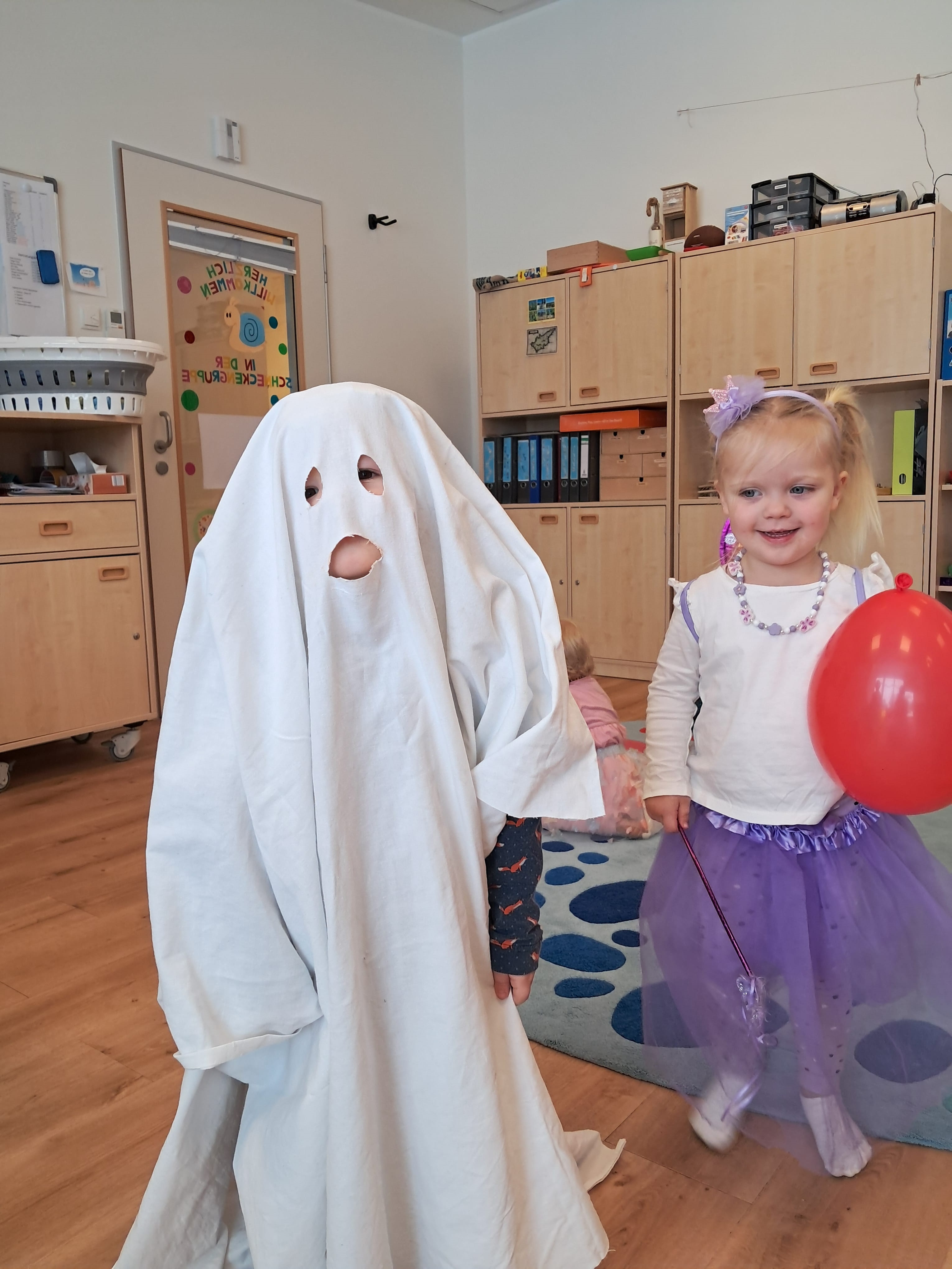 Am Rosenmontag wurde hier im Zwergenland wieder ordentlich Fasching gefeiert. Alle Kinder kamen toll verkleidet und haben den Tag genossen. In der Turnhalle gab es eine Kinderdisco und zum Frühstück in allen Gruppen ein Faschingsbuffet. Wir bedanken uns bei den Eltern, die dieses Buffet ermöglicht haben.