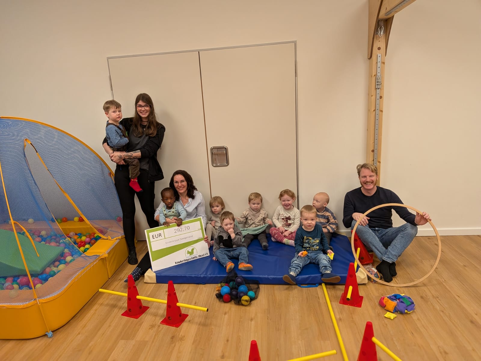 Im Januar hat uns der Förderverein der Kindertagesstätten Hesel e.V. eine Spende für unseren Bewegungsraum überreicht. Wir bedanken uns für die tollen Sachen und können nun den Kindern noch vielfältigere Bewegungsangebote bieten.