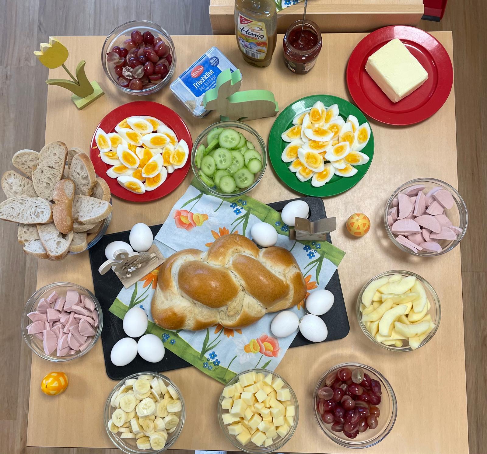 Ostern war wieder eine ganz besondere und spannende Zeit im Zwergenland. Wir haben dem Osterhasen geschrieben, Körbchen gebastelt, Lieder und Spiele gespielt und viele tolle Osterangebote in den Gruppen durchgeführt. Den Osterhaben haben wir auch unterstützt und mit den Kindern 120 Eier in Ostereier verwandelt. Am letzten Tag gab es eine spannende Osterrallye mit Osterkörbchensuche. [&hellip;]