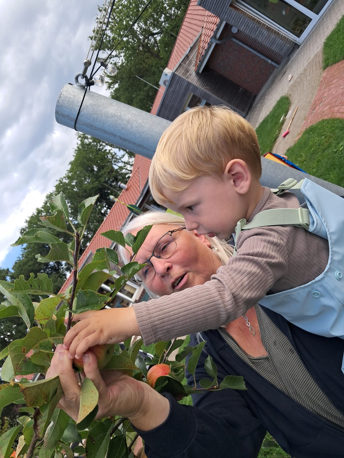 🌳 Projekt Apfelwoche 🍎 In dieser Woche drehte sich bei uns in der Krippe alles rund um den Apfel. Gemeinsam haben wir unseren Apfelbaum „geplündert“ und dabei fleißig Äpfel gesammelt. Anschließend durften die Kinder den Apfel mit allen Sinnen entdecken und kennenlernen: riechen, fühlen, anschauen und natürlich auch schmecken. Mit viel Neugier und Freude haben die [&hellip;]