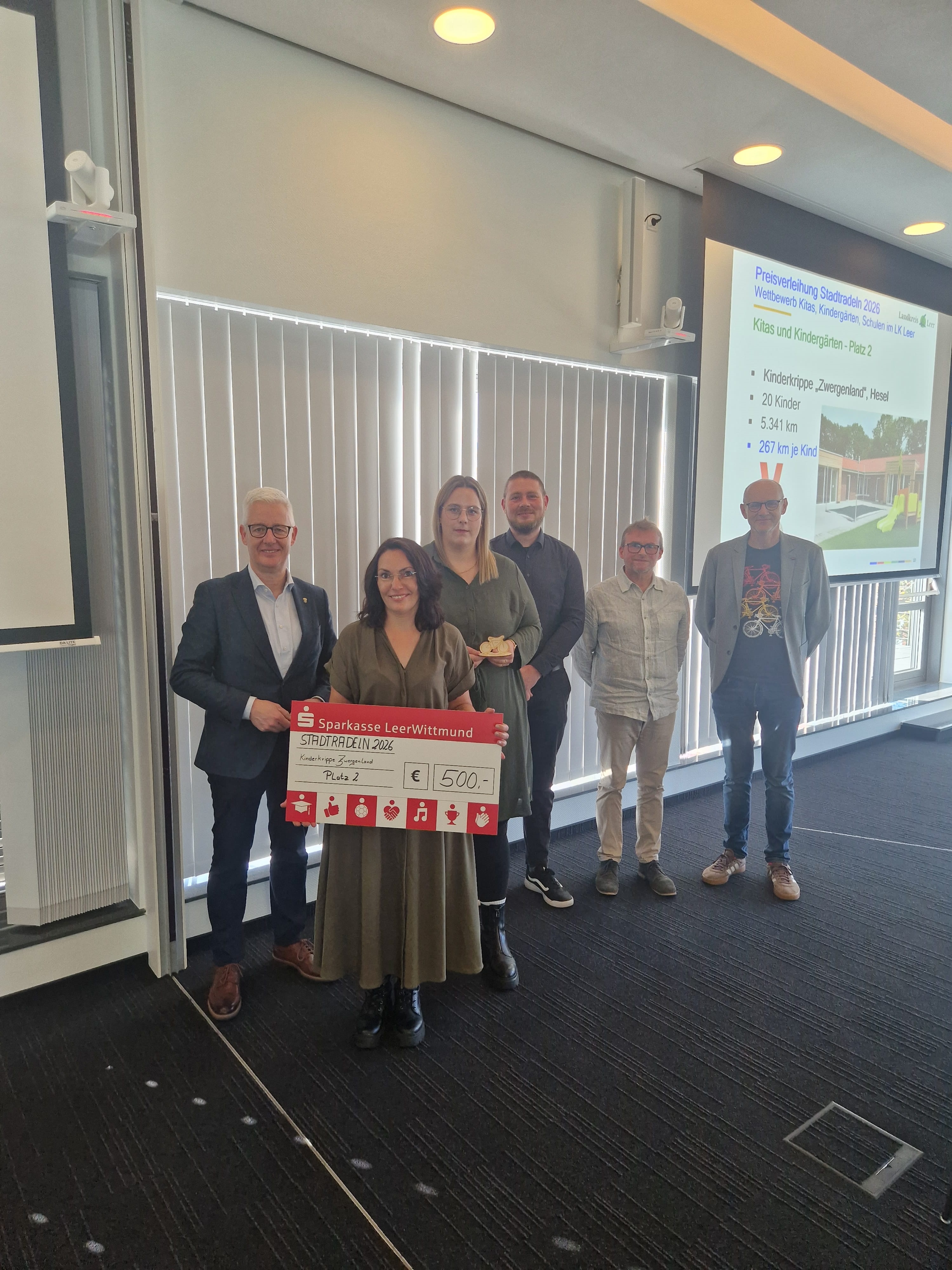 Gemeinsam geradelt, gemeinsam gewonnen – Stadtradeln 2026! Im Rahmen des Stadtradelns durften wir am 28.10.2026 einen Preis entgegennehmen. Für unseren 2. Platz beim Sonderwettbewerb Kitas und Kindergärten im Landkreis Leer, gab es einen Scheck über 500.- Euro. Ein großes Dankeschön an alle, die mitgeradelt sind und uns unterstützt haben.